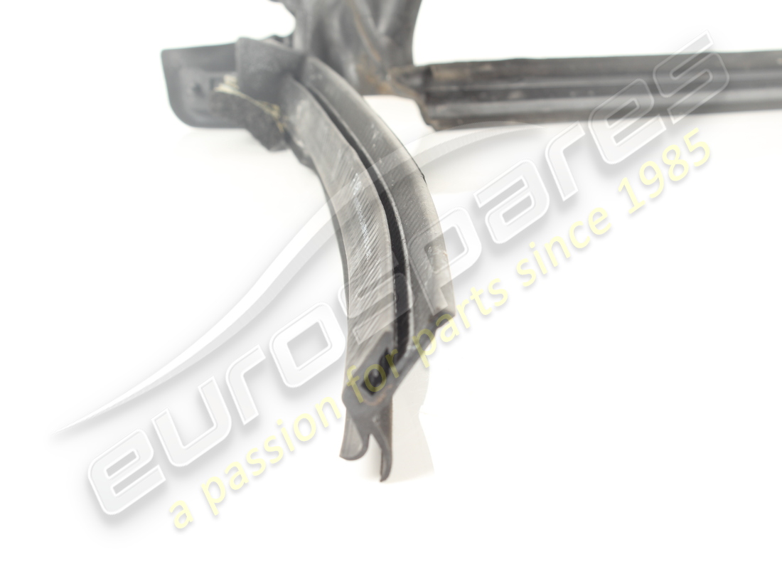 Joint de courroie arrière gauche d'occasion Ferrari. Numéro de pièce 85263000 (1)
