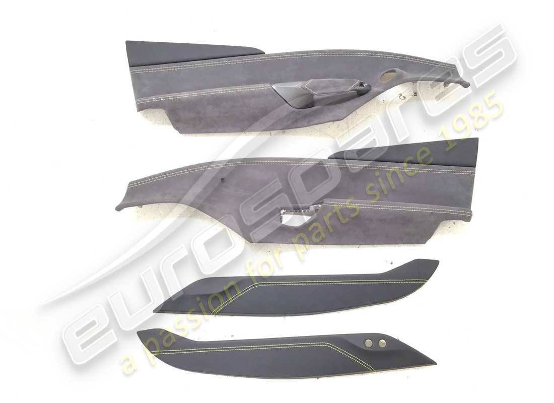 UTILISÉ Eurospares Ferrari 488 PANNEAUX DE PORTES GAUCHE ET DROITE (ALCANTARA GRIS ET COUTURES JAUNES & CUIR NOIR ET COUTURES JAUNES) . NUMÉRO DE PIÈCE EAP1374250 (1)