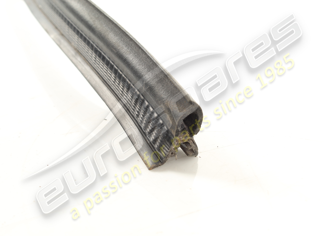 joint d'étanchéité de capot avant usagé ferrari. numéro de pièce 60949300 (3)