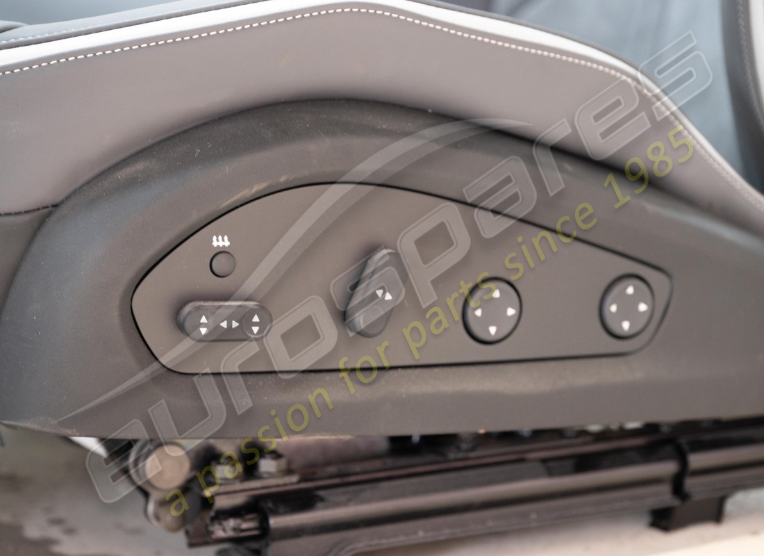 endommagé eurospares full electric std style des places avec centre en alcantara et traverses en cuir, coutures cheval sur l'appui-tête. numéro de pièce eap1563082 (12)