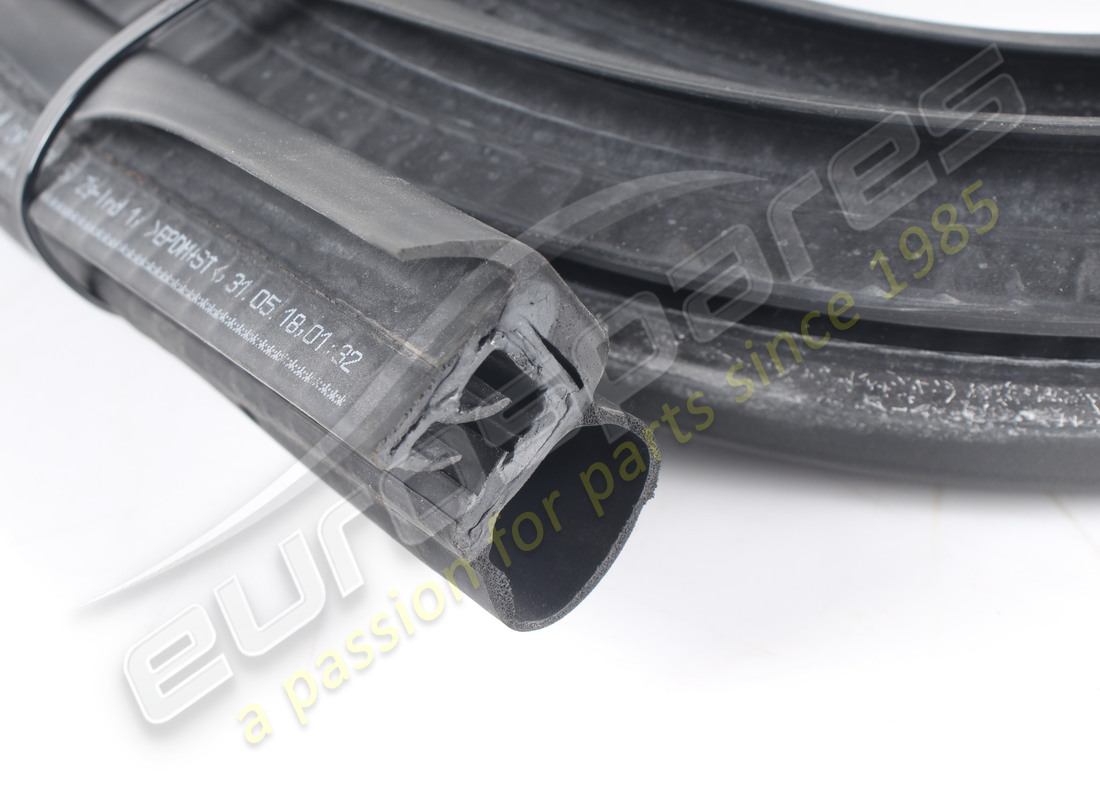 UTILISÉ FERRARI JOINT DE PÉRIMÈTRE DE PORTE INFÉRIEUR. NUMÉRO DE PIÈCE 83461800 (2) utilisé ferrari joint de périmètre de porte inférieur. numéro de pièce 83461800 (2)