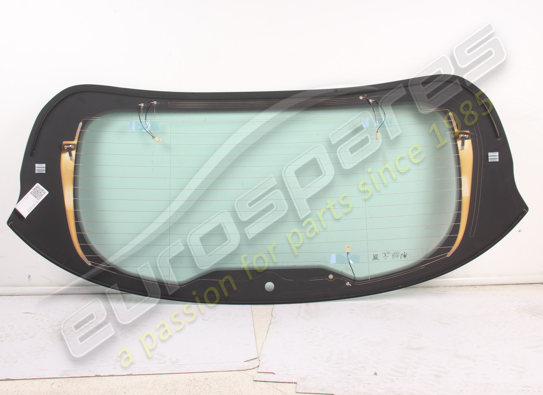 nouvelle vitre arrière maserati. numéro de pièce 673013373 (2)