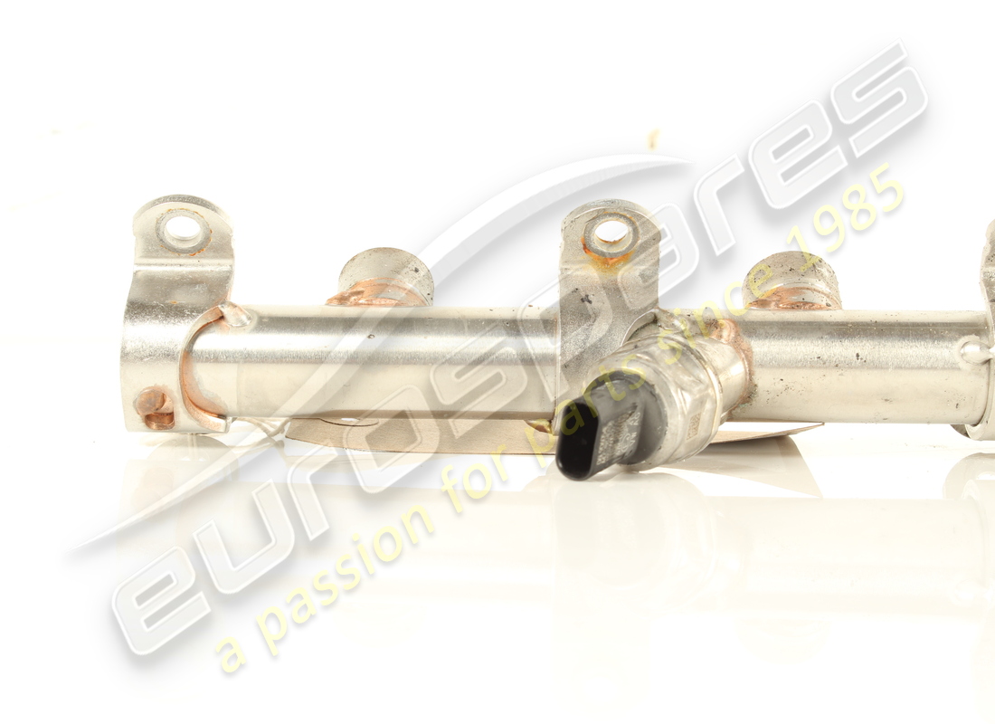 rampe d'alimentation lamborghini d'occasion. numéro de pièce 0p2133315a (2)