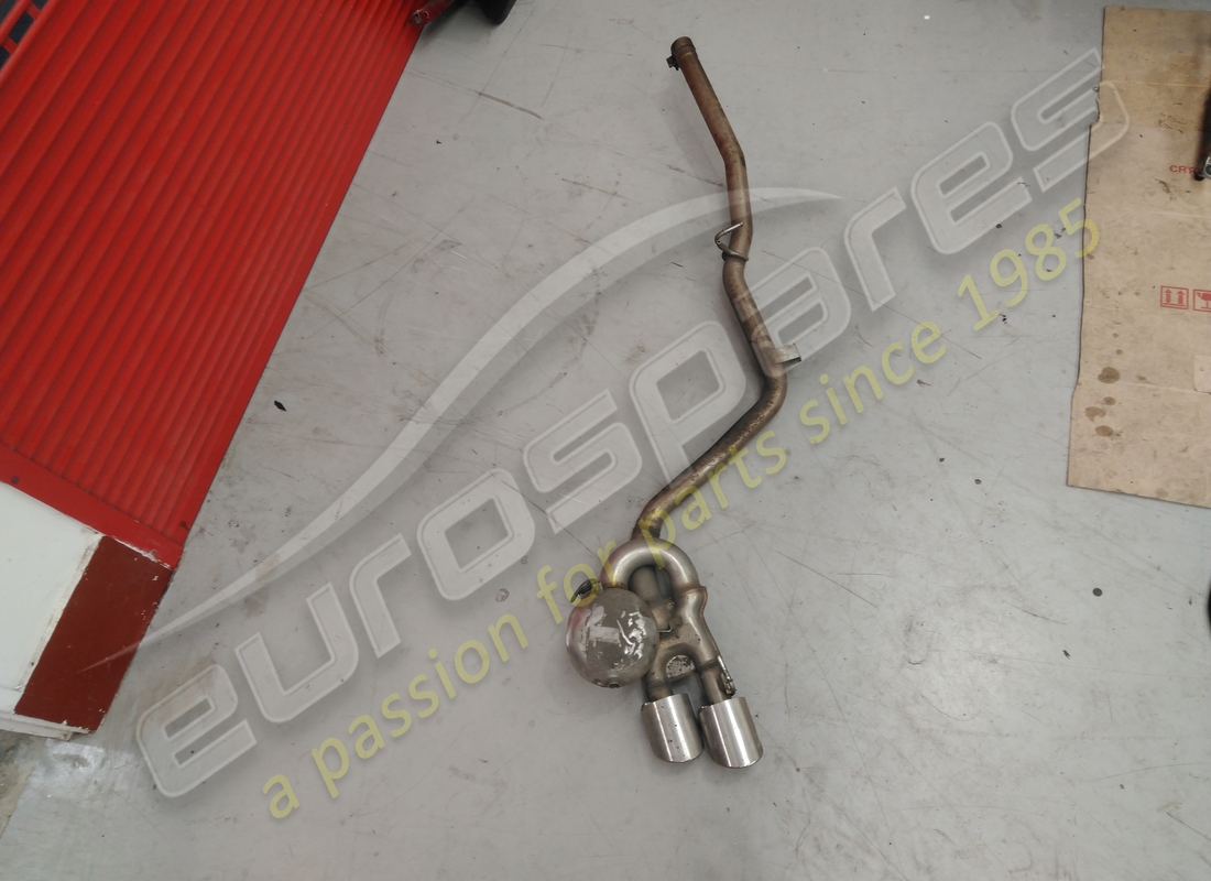 SILENCIEUX ARRIÈRE GAUCHE ENDOMMAGÉ Maserati. NUMÉRO DE PIÈCE 670006946 (1)