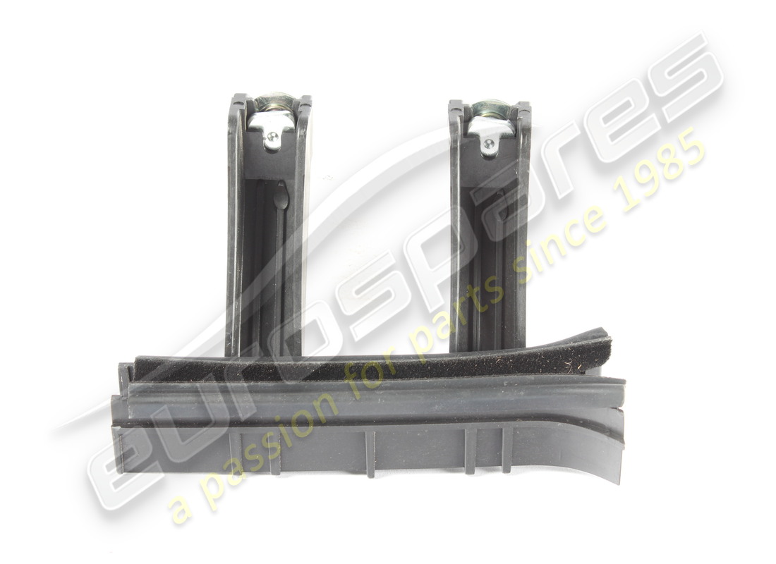 Rail de guidage de lunette arrière droite d'occasion Maserati. Numéro de pièce 670212815 (1)