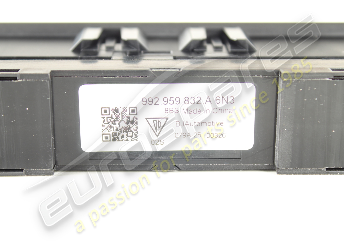 nouveau bouton-poussoir porsche pour actionnement du couvercle arrière matt b. référence 992959832a6n3(4)