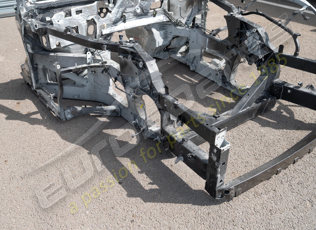 châssis avant complet eurospares endommagé. numéro de pièce eap1563097 (2)
