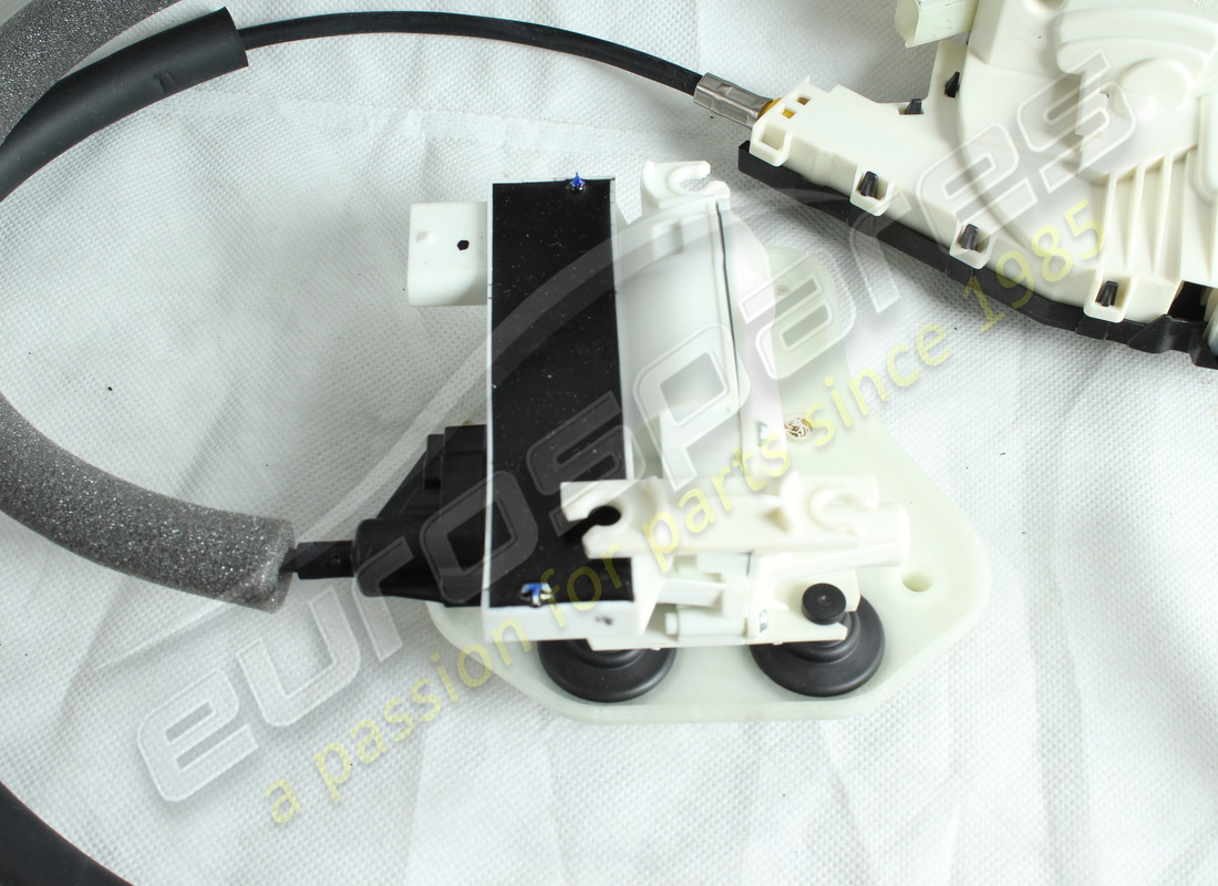 nouvelle serrure de porte avant droite maserati. numéro de pièce 670162426 (2)