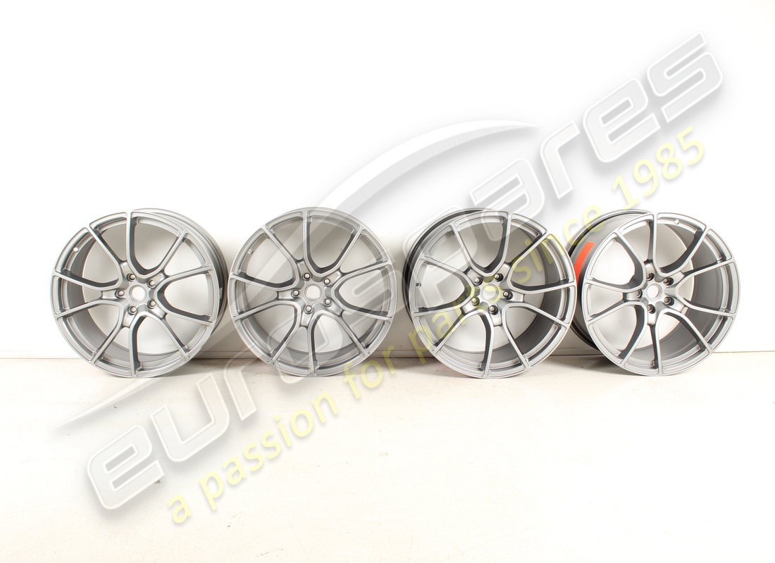 NOUVEAU ENSEMBLE DE JANTES Ferrari MULTIRAYONS 488 GRIS . NUMÉRO DE PIÈCE 70003878 (1)