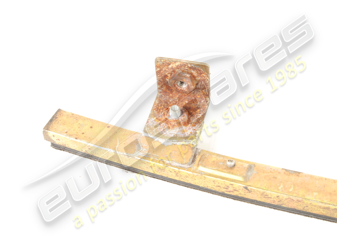 guide d'eau avant de porte d'occasion maserati. référence 377700111 (3)