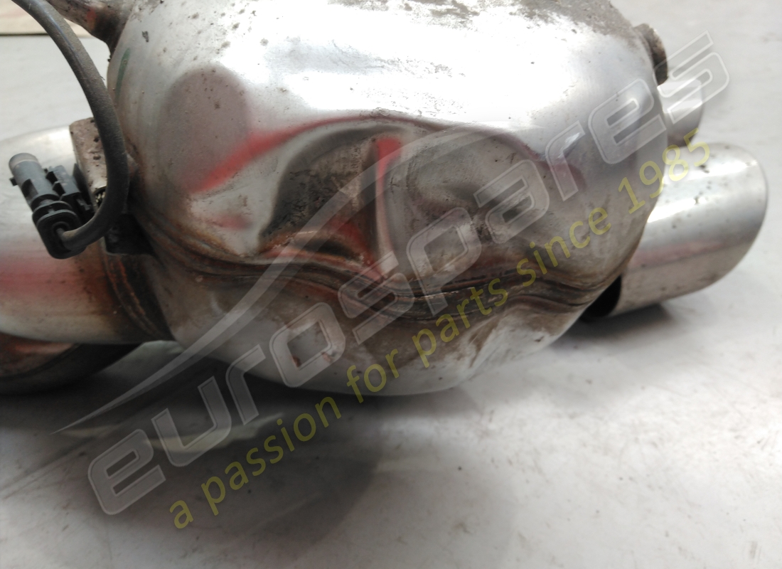 silencieux arrière gauche maserati endommagé. numéro de pièce 670006946 (2)
