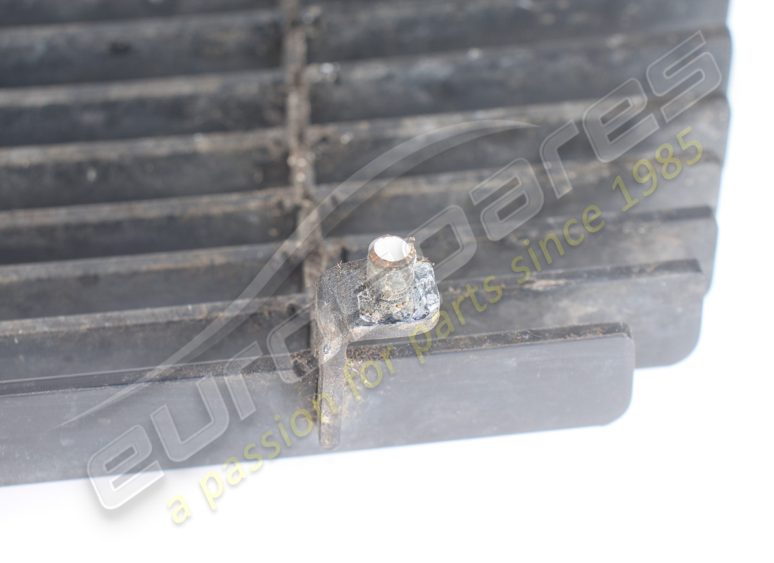 calandre de radiateur de compartiment moteur d'occasion maserati. référence 378300300 (7)