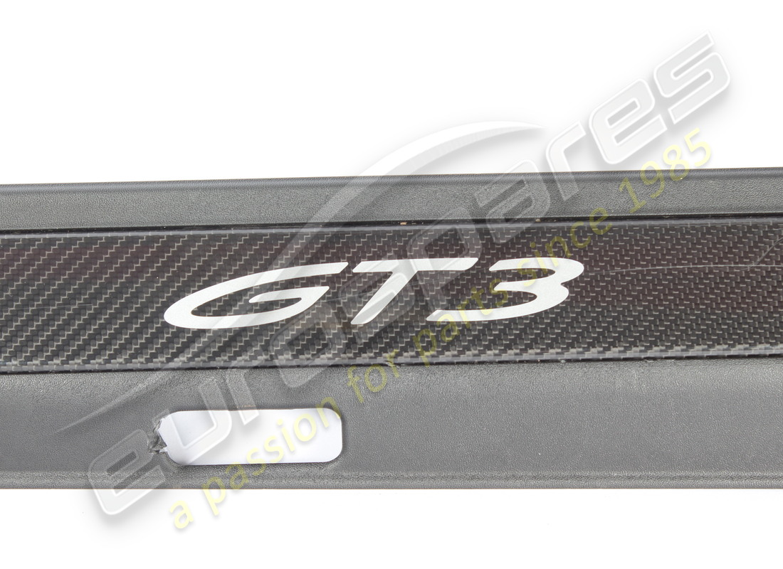 bande d'entrée porsche endommagée, éclairée en noir. numéro de pièce 9gt8533701e0 (2)