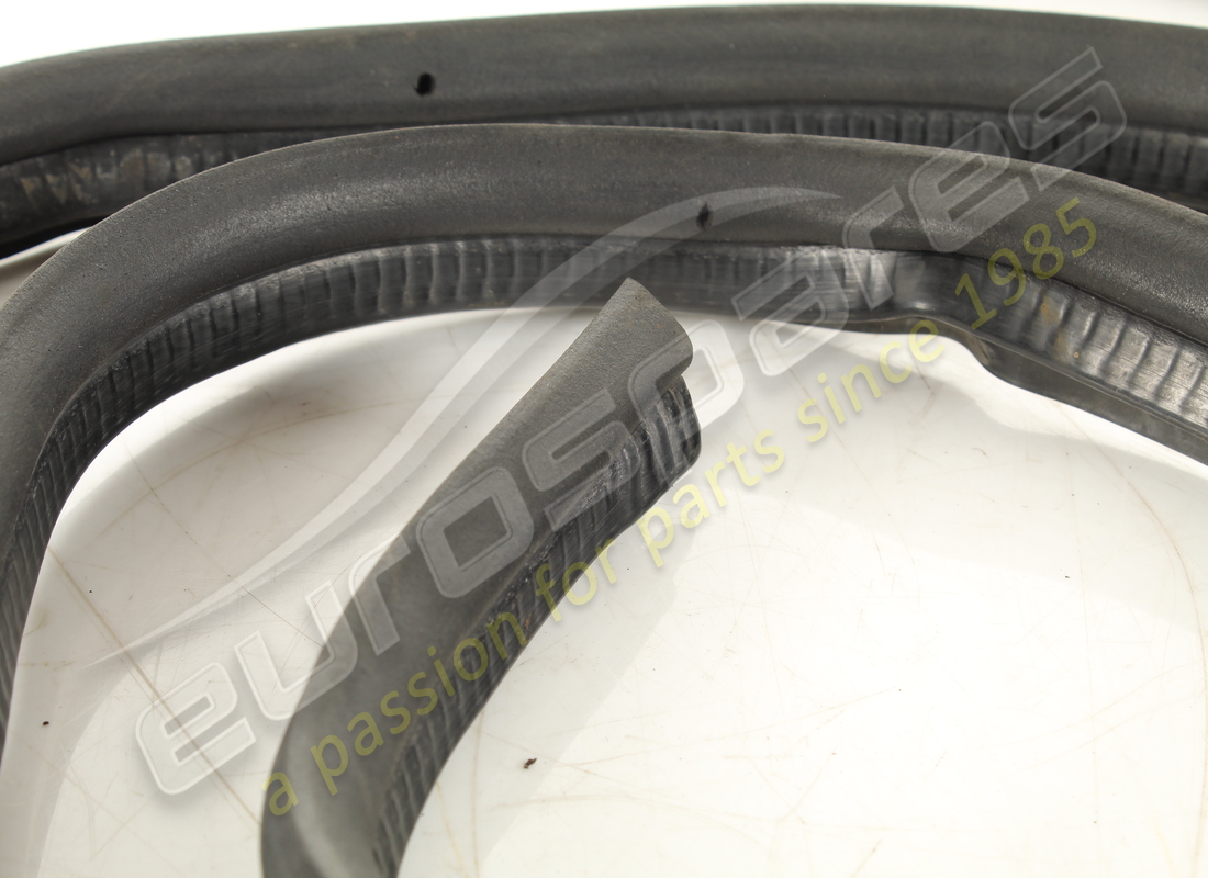 joint d'étanchéité de capot avant usagé ferrari. numéro de pièce 60949300 (2)