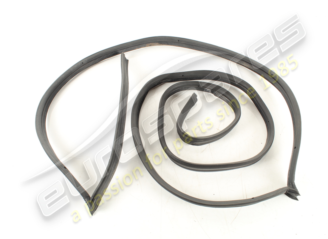 Joint d'étanchéité de capot avant usagé Ferrari. Numéro de pièce 60949300 (1)