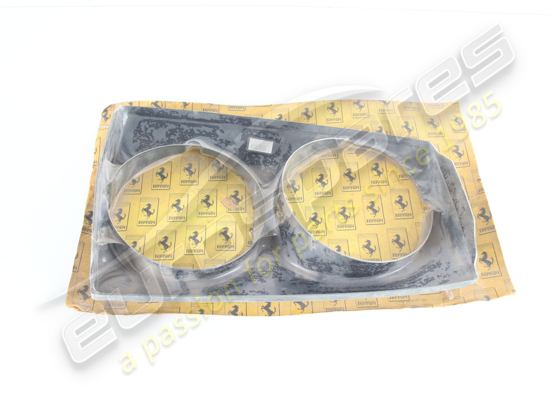 nouveau encadrement de phare droit ferrari. numéro de pièce 61527200 (1)