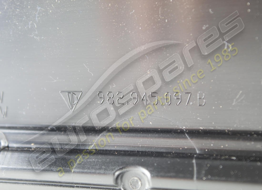 NOUVEAU FEU DE FREIN PORSCHE. RÉFÉRENCE 982945097B (6) nouveau feu de frein porsche. référence 982945097b (6)