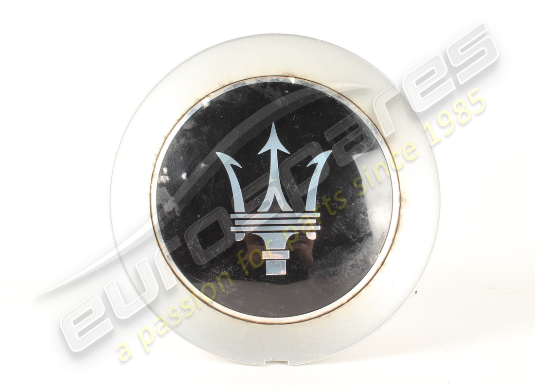 EMBLÈME D'ENJOLIVEUR DE ROUE SS D'OCCASION Maserati - 670013626. NUMÉRO DE PIÈCE 670010510 (1)