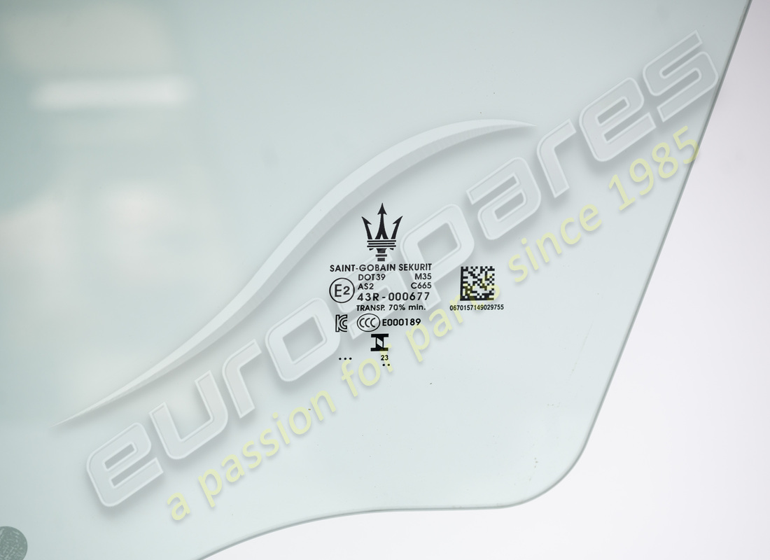 vitre de porte avant gauche d'occasion maserati. numéro de pièce 670157149 (2)