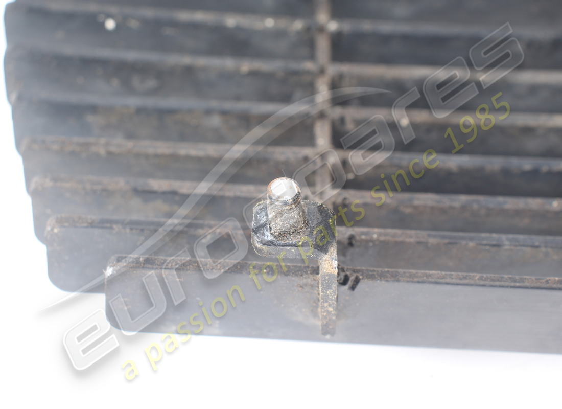 calandre de radiateur de compartiment moteur d'occasion maserati. référence 378300300 (5)