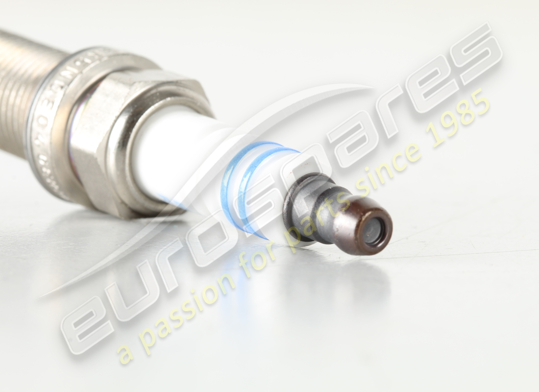 NOUVELLE BOUGIE D'ALLUMAGE BOSCH. NUMÉRO DE PIÈCE 99917013090 (3) nouvelle bougie d'allumage bosch. numéro de pièce 99917013090 (3)