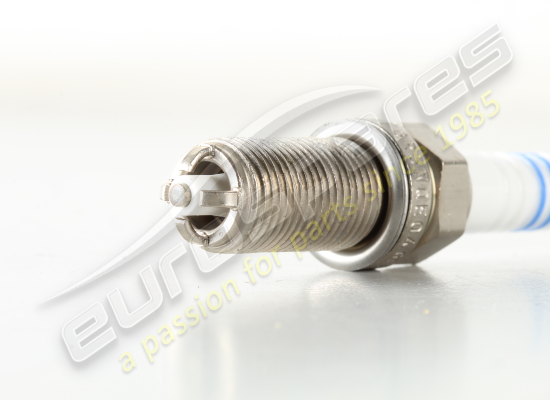 NOUVELLE BOUGIE D'ALLUMAGE BOSCH. NUMÉRO DE PIÈCE 99917013090 (2) nouvelle bougie d'allumage bosch. numéro de pièce 99917013090 (2)