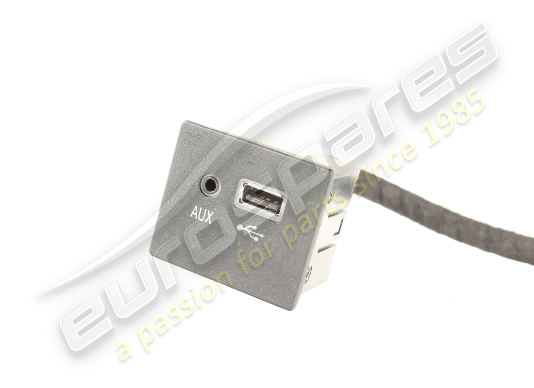 prise aux + usb maserati d'occasion dans le tube central. numéro de pièce 670009770 (2)