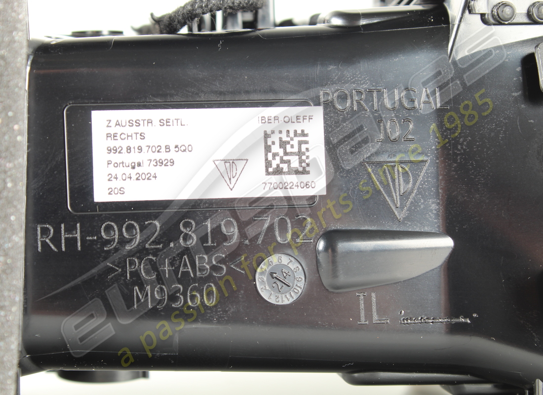 NOUVELLE GRILLE D'AÉRATION PORSCHE DROITE NOIRE. RÉFÉRENCE 992819702B5Q0(4) nouvelle grille d'aération porsche droite noire. référence 992819702b5q0(4)