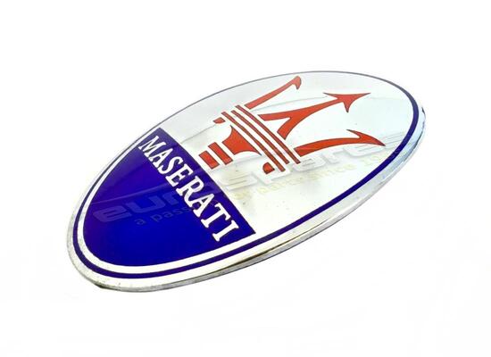 utilisé maserati badge de bouclier ovale sur garde-boue avant numéro de pièce 67956100