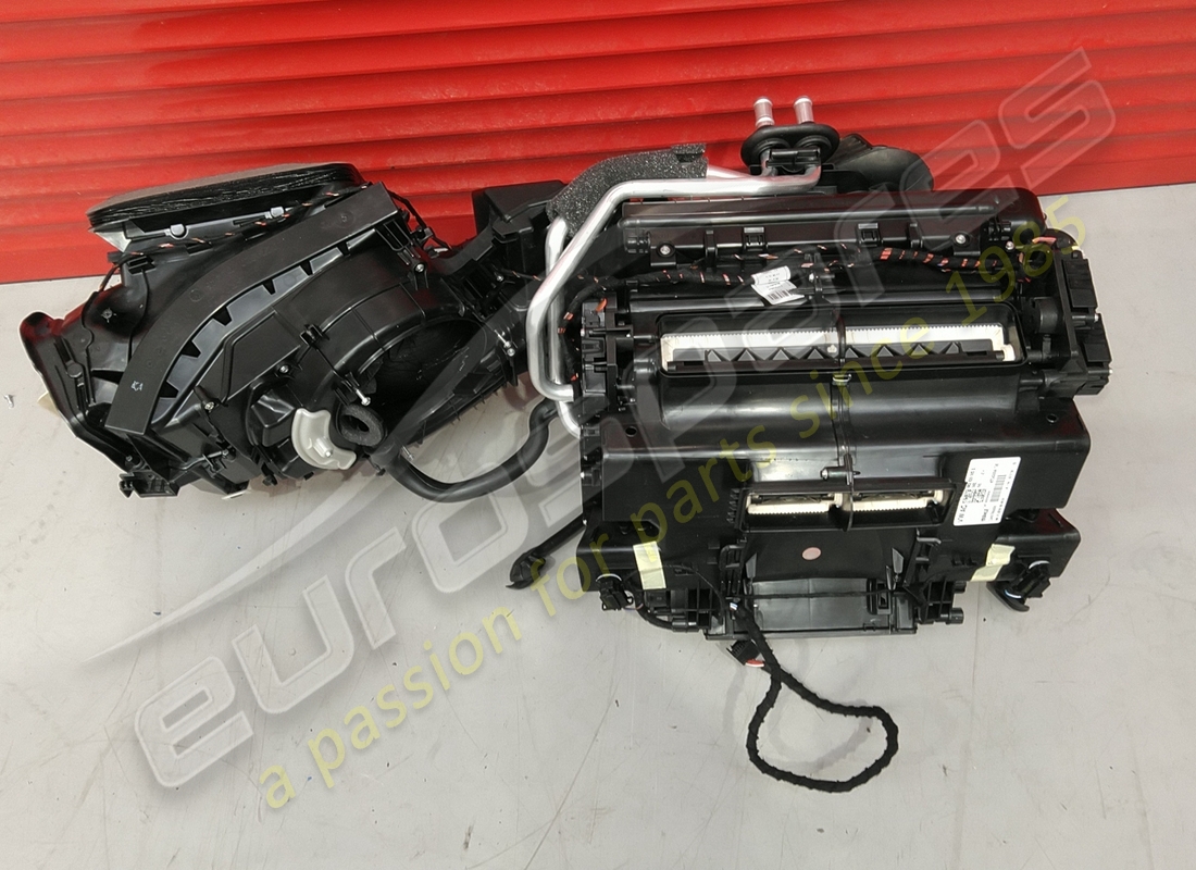 UTILISÉ Lamborghini BOÎTIER D'ÉVAPORATEUR AVEC . NUMÉRO DE PIÈCE 4M2820023 (1)