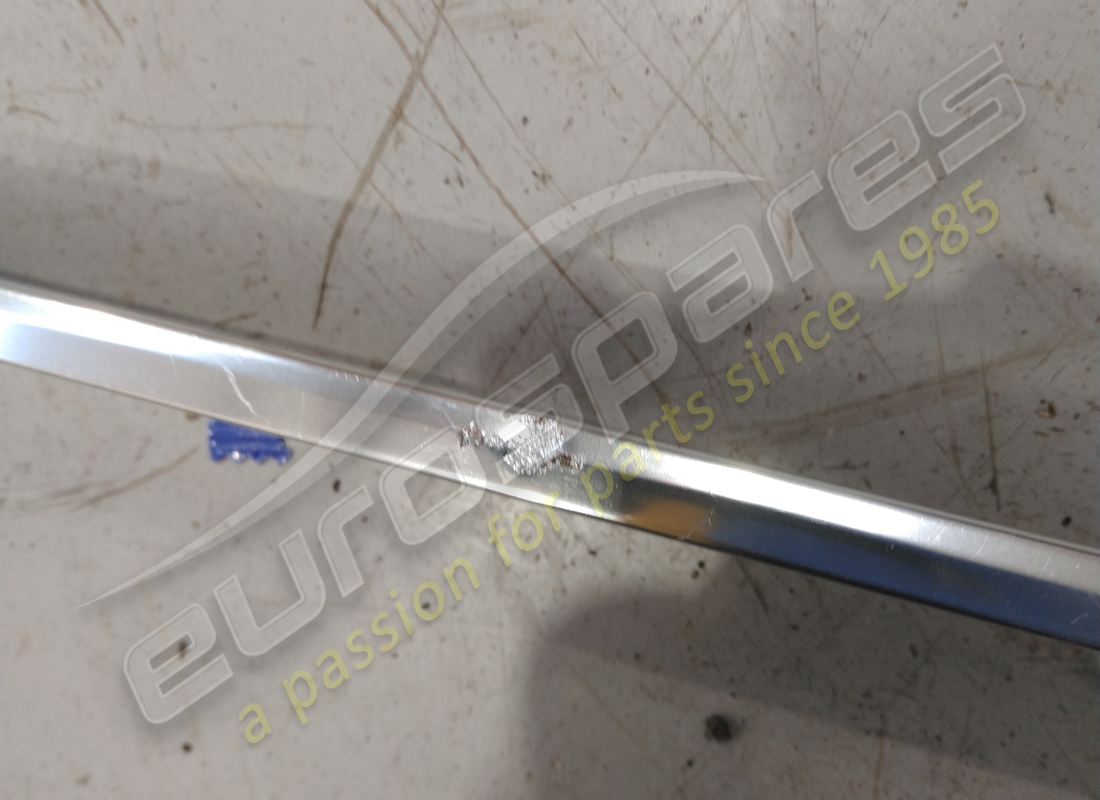 moulure de gouttière droite ferrari utilisée. numéro de pièce 40114308 (2)