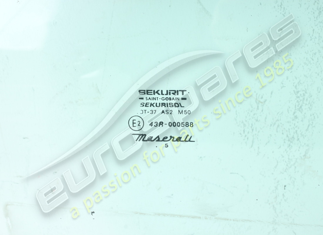 vitre de porte avant droite d'occasion maserati. numéro de pièce 377700630 (2)