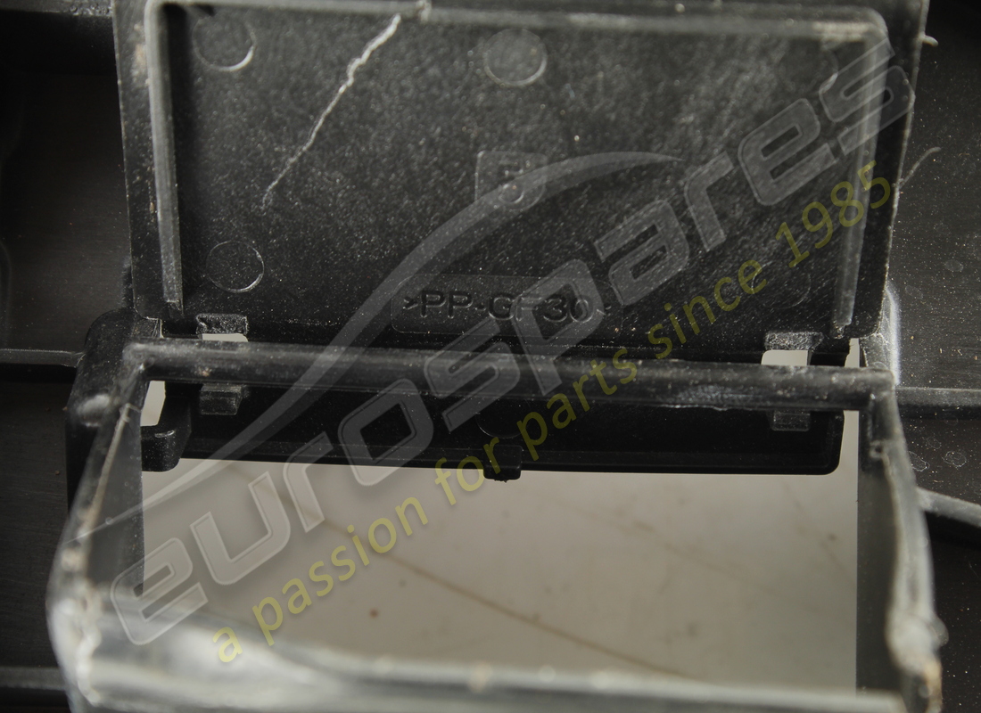 capot d'occasion ferrari avec ventilateurs électriques. numéro de pièce 331018 (3)