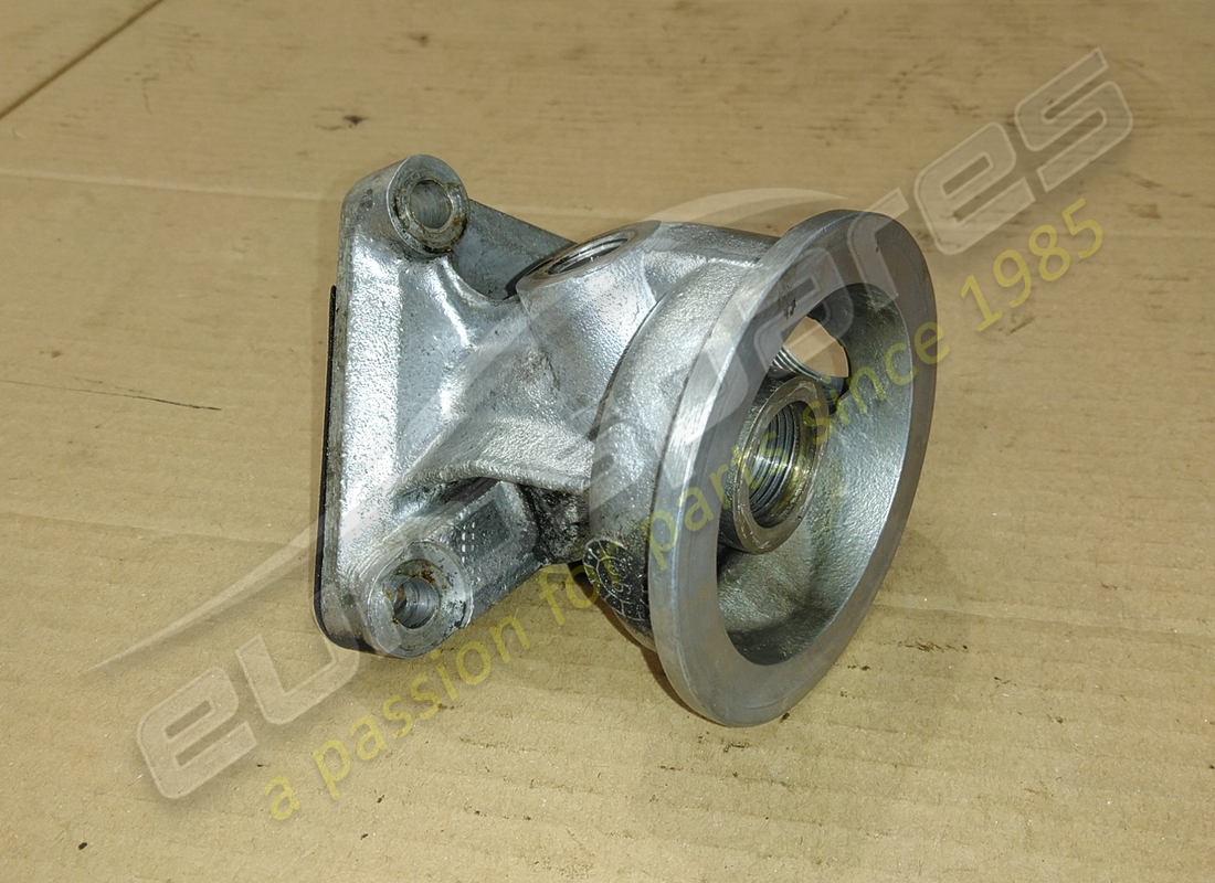 BASE DE FILTRE À HUILE Ferrari UTILISÉE. NUMÉRO DE PIÈCE 123863 (1)