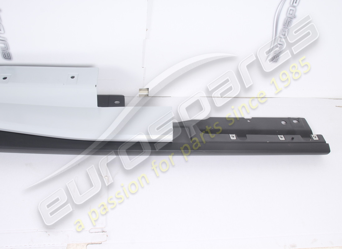 NOUVEAU (AUTRE) FERRARI PANNEAU DE GARNITURE DE SEUIL DROIT COMPLET. NUMÉRO DE PIÈCE 88826110 (3) nouveau (autre) ferrari panneau de garniture de seuil droit complet. numéro de pièce 88826110 (3)