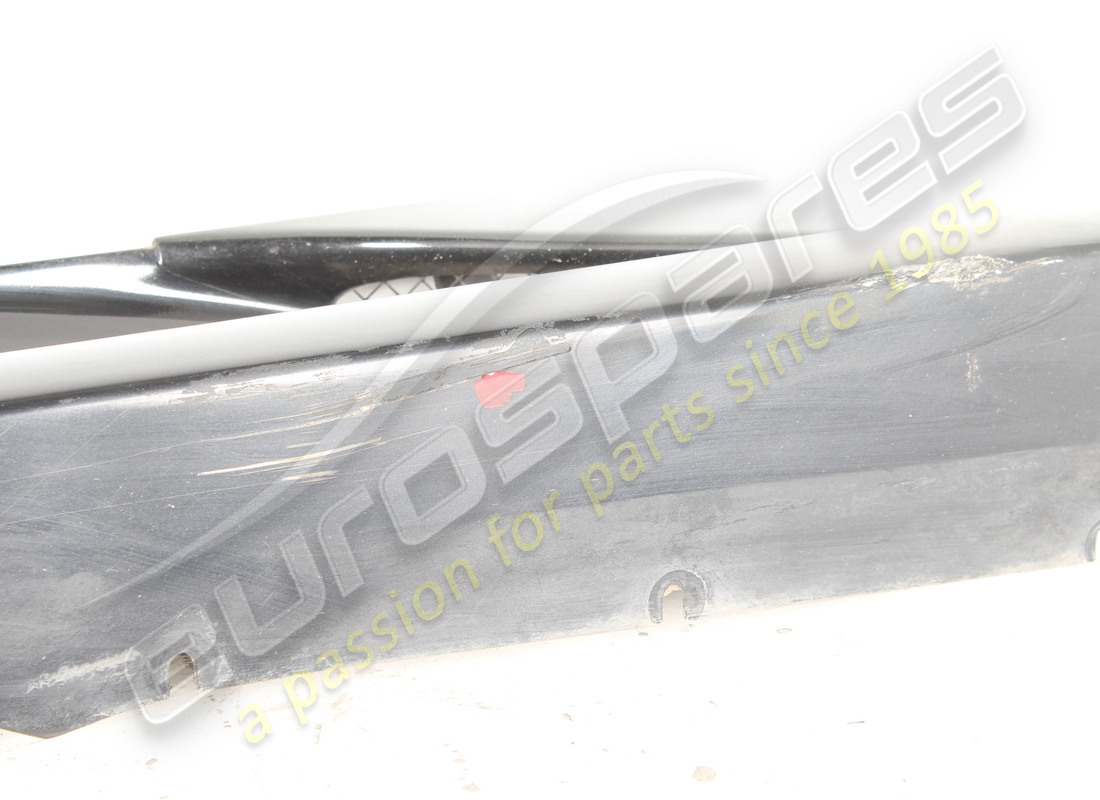 revêtement sous-porte gauche ferrari endommagé. numéro de pièce 68021110 (6)