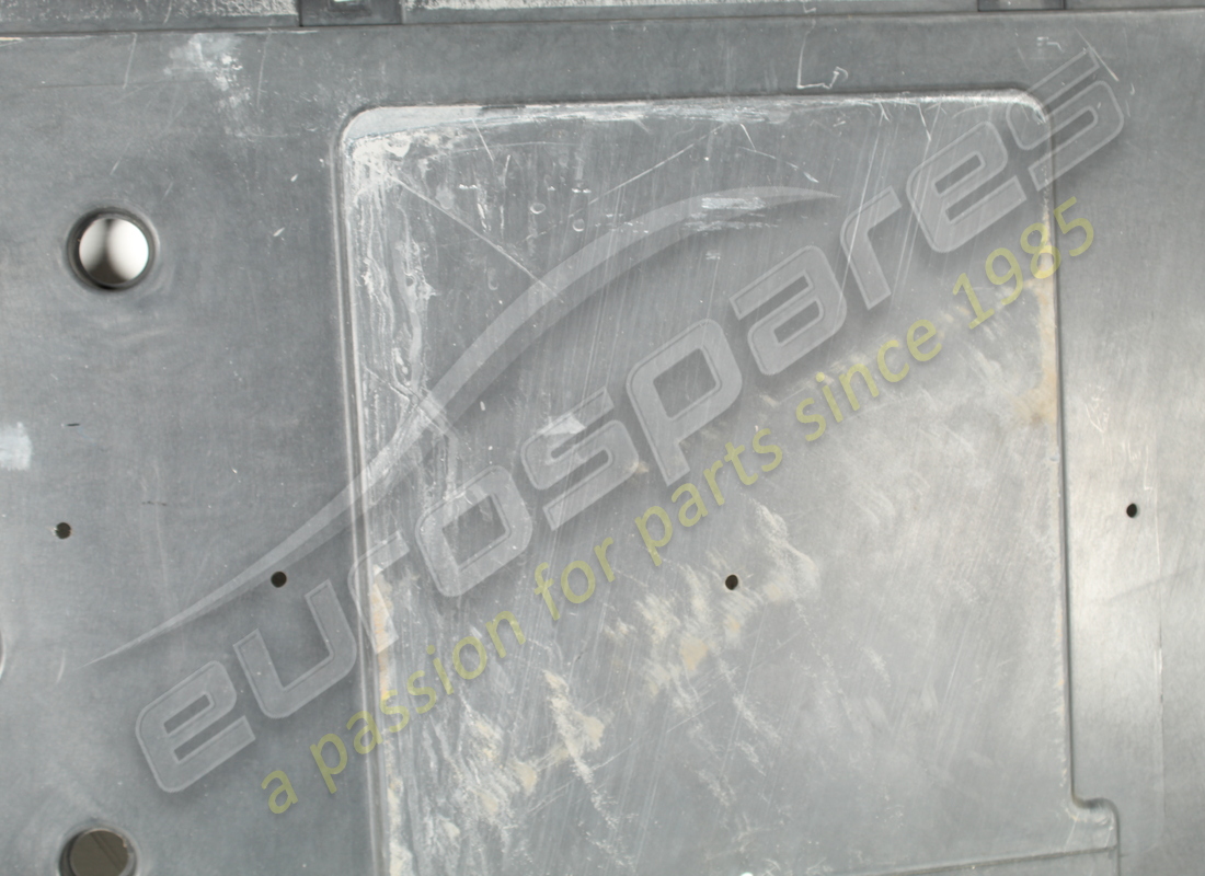 BOUCLIER DE SOUS-CAISSE ARRIÈRE FERRARI ENDOMMAGÉ. NUMÉRO DE PIÈCE 87496700 (5) bouclier de sous-caisse arrière ferrari endommagé. numéro de pièce 87496700 (5)
