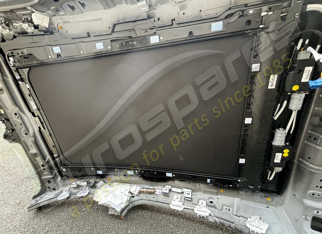 nouveau toit panoramique noir maserati. numéro de pièce 670269157 (2)