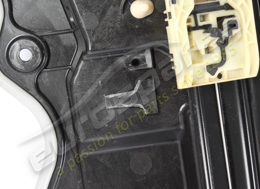support de porte avant droit endommagé maserati. numéro de pièce 673014121 (2)