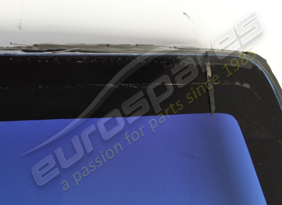 pare-brise avant d'occasion ferrari avec fixation de rétroviseur. référence 63229600 (2)