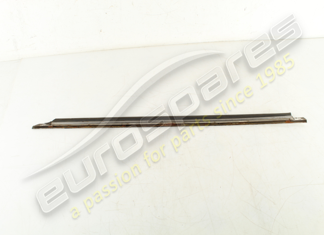 moulure inférieure gauche usagée ferrari. numéro de pièce 2574258108 (3)