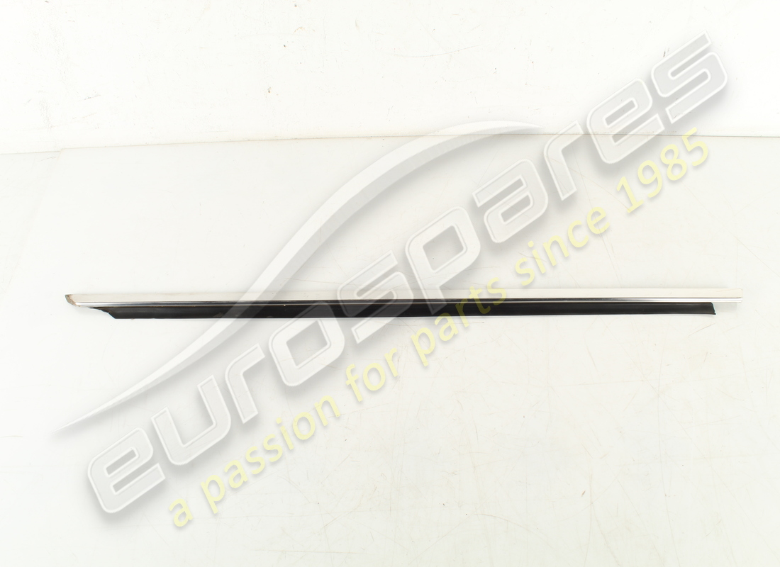 moulure inférieure gauche usagée ferrari. numéro de pièce 2574258108 (1)