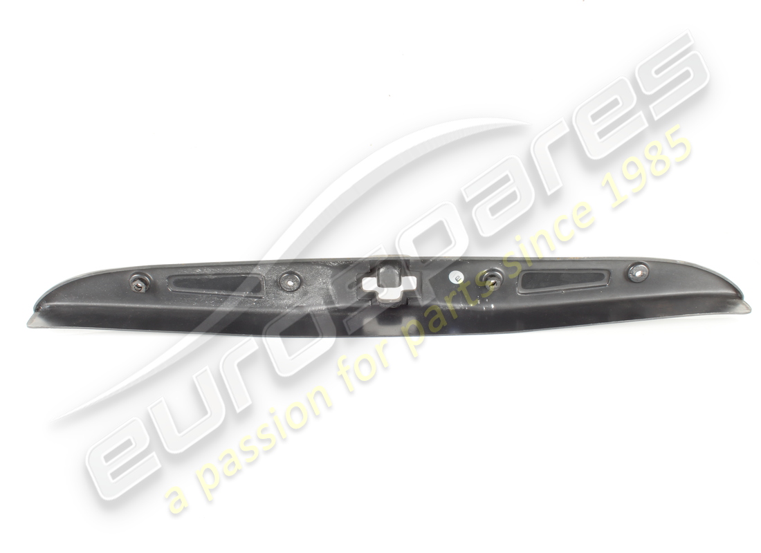 PROTECTION DE PLAQUE D'IMMATRICULATION D'OCCASION Maserati DANS UN COMPARTIMENT À BAGAGES. NUMÉRO DE PIÈCE 374700352 (1)