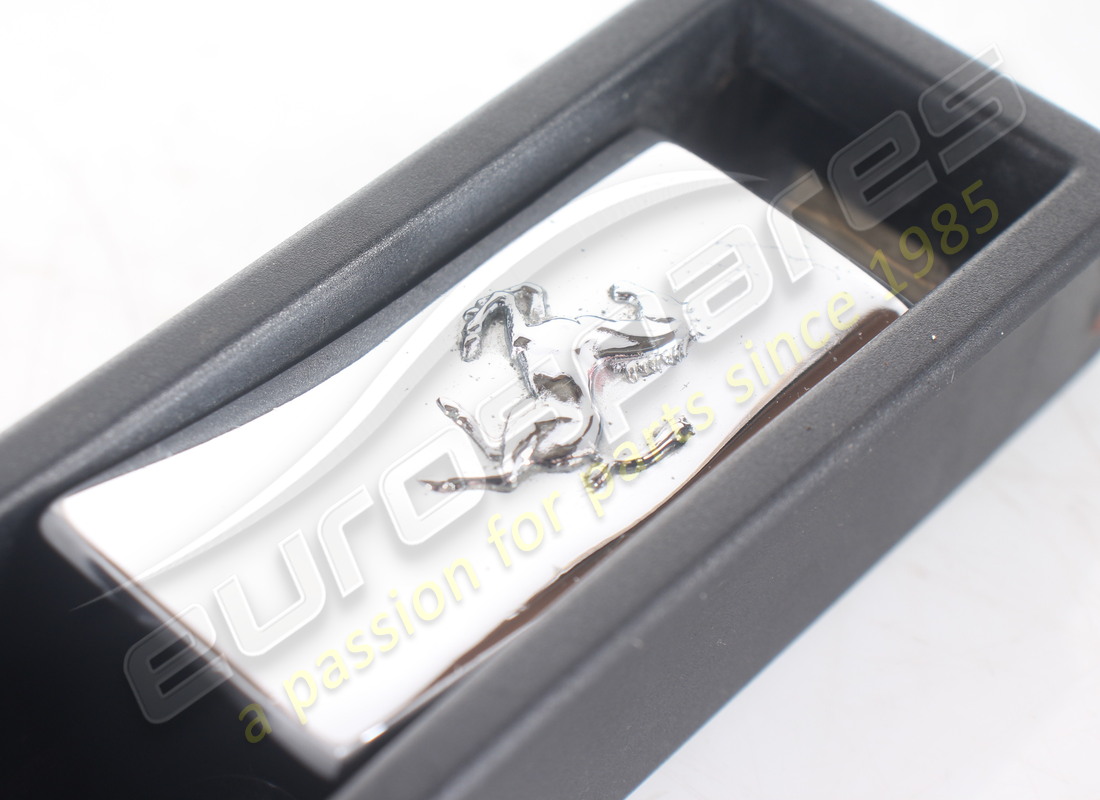 poignée de déverrouillage interne de botte endommagée ferrari (motif cheval en relief). référence 63011800 (7)