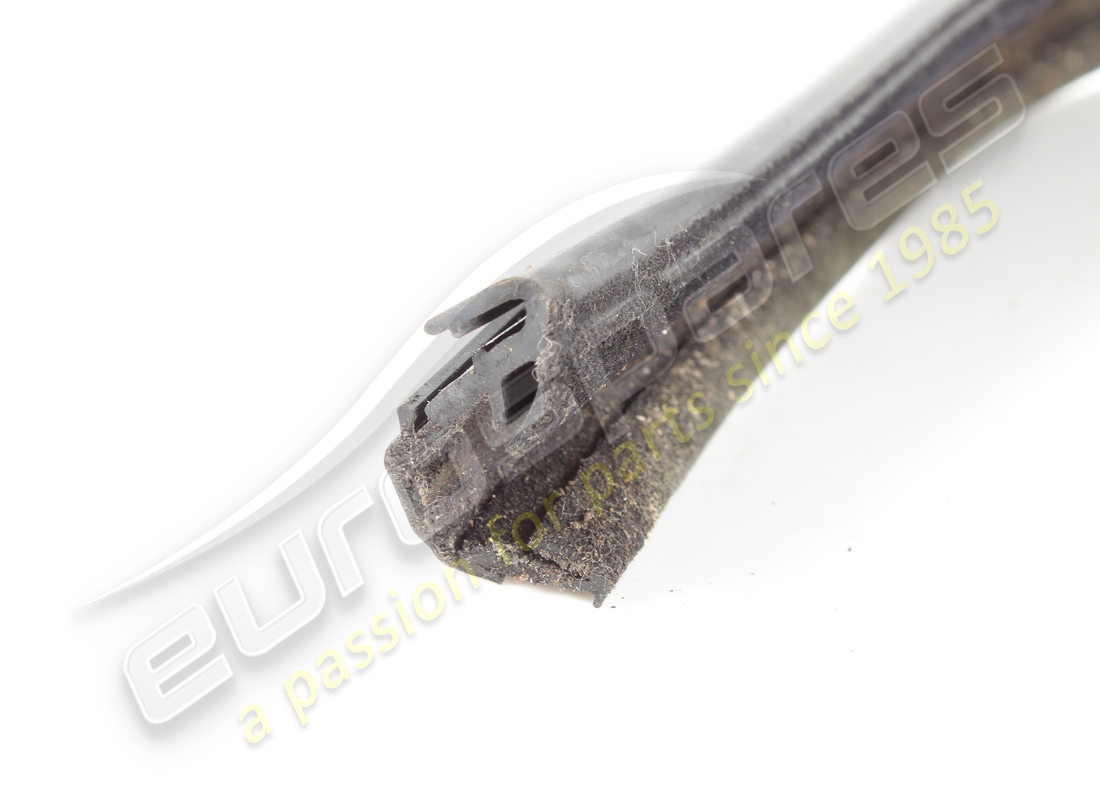 JOINT DE GUIDE DE LÈVE-VITRE AVANT GAUCHE D'OCCASION MASERATI. NUMÉRO DE PIÈCE 377730123 (2) joint de guide de lève-vitre avant gauche d'occasion maserati. numéro de pièce 377730123 (2)