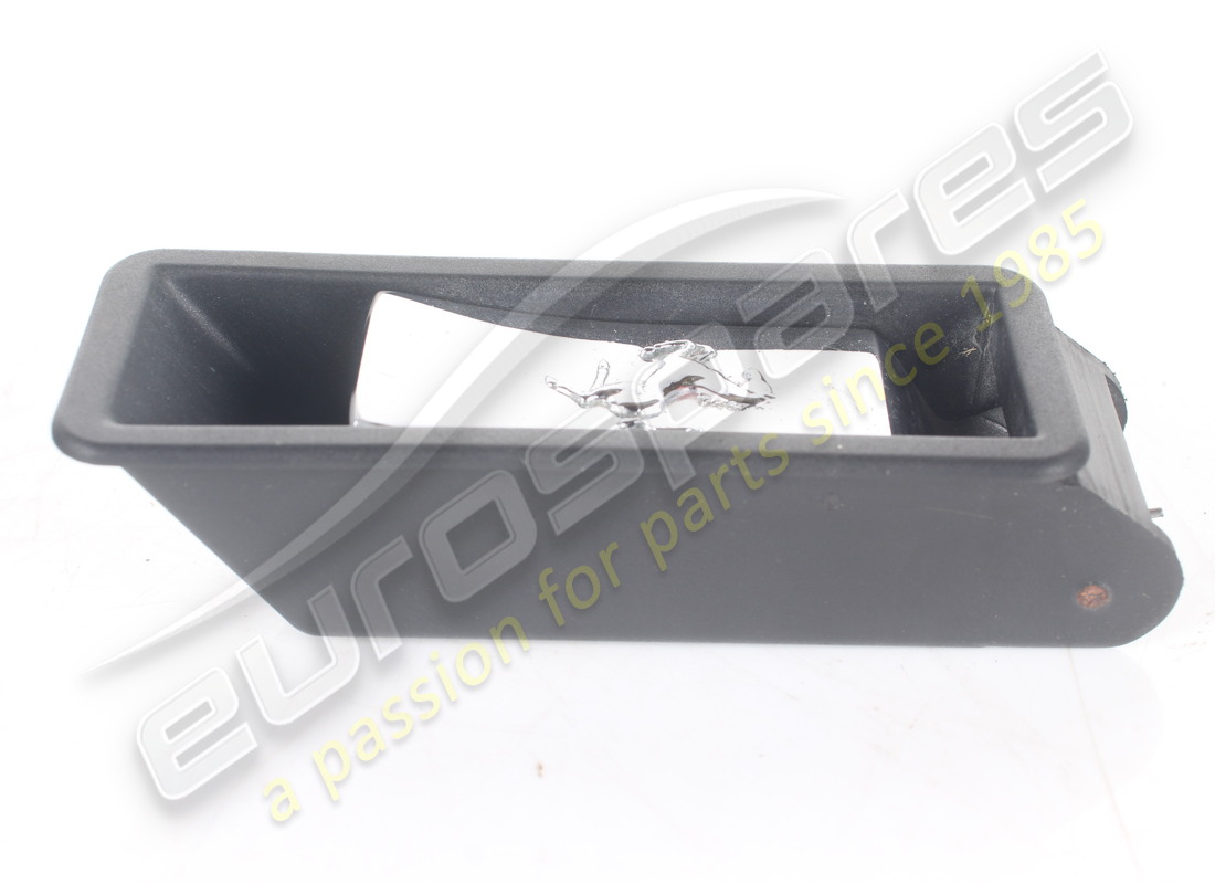 poignée de déverrouillage interne de botte endommagée ferrari (motif cheval en relief). référence 63011800 (2)