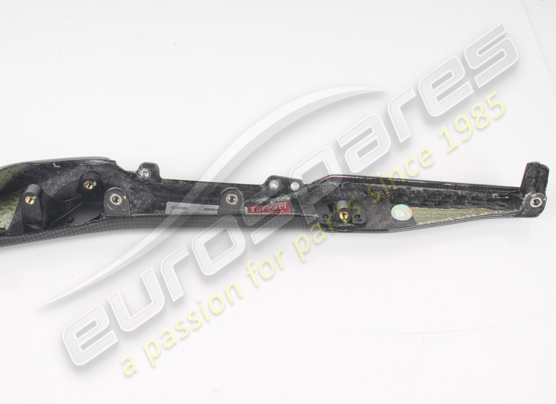 utilisé ferrari mobiletto ant. sup.dx carbone. numéro de pièce 791066 (6)