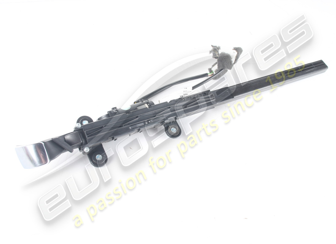 RALLONGE DE COURROIE GAUCHE D'OCCASION Ferrari. NUMÉRO DE PIÈCE 82251900 (1) RALLONGE DE COURROIE GAUCHE D'OCCASION Ferrari. NUMÉRO DE PIÈCE 82251900 (1)