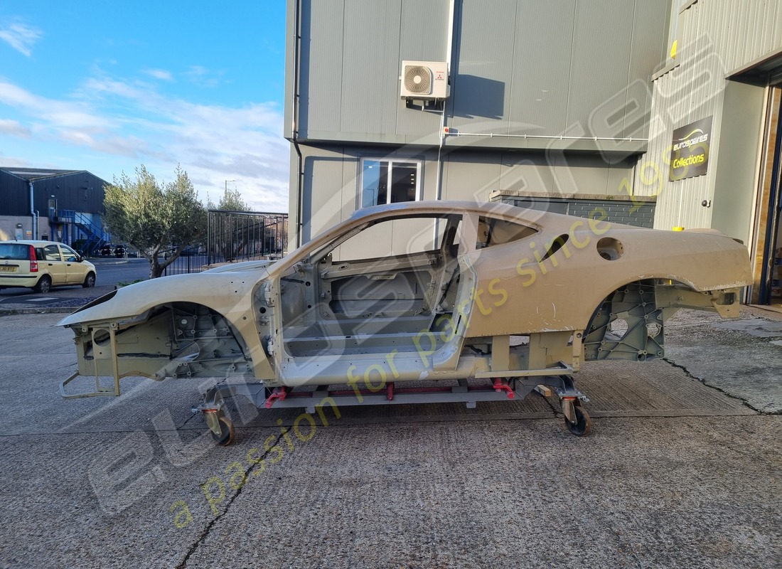 nouvelle carrosserie ferrari scuderia. numéro de pièce 80557000 (2)