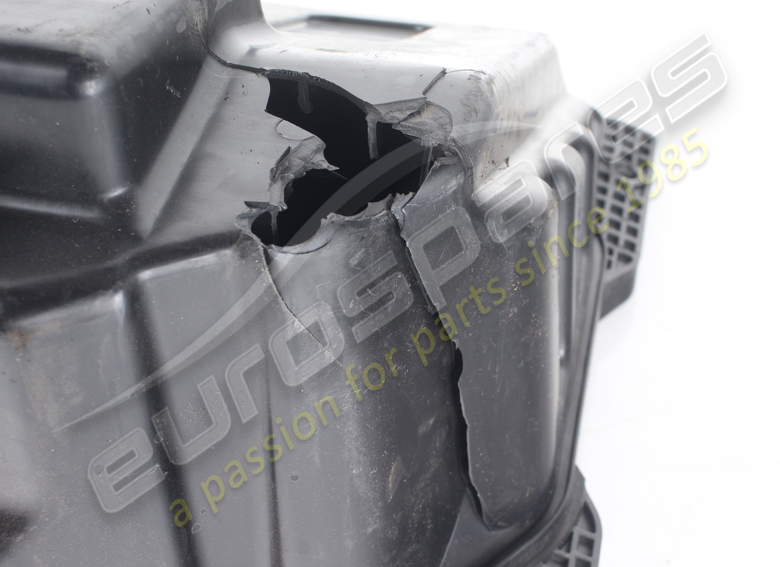 DAMAGED FERRARI BASS BOX. PART NUMBER 318552 (5) damaged ferrari bass box. part number 318552 (5)